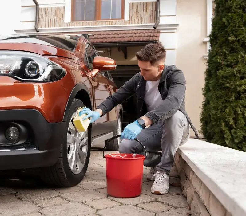 Lavage auto à domicile Bénesse-lès-Dax : professionnel intervenant sur un véhicule